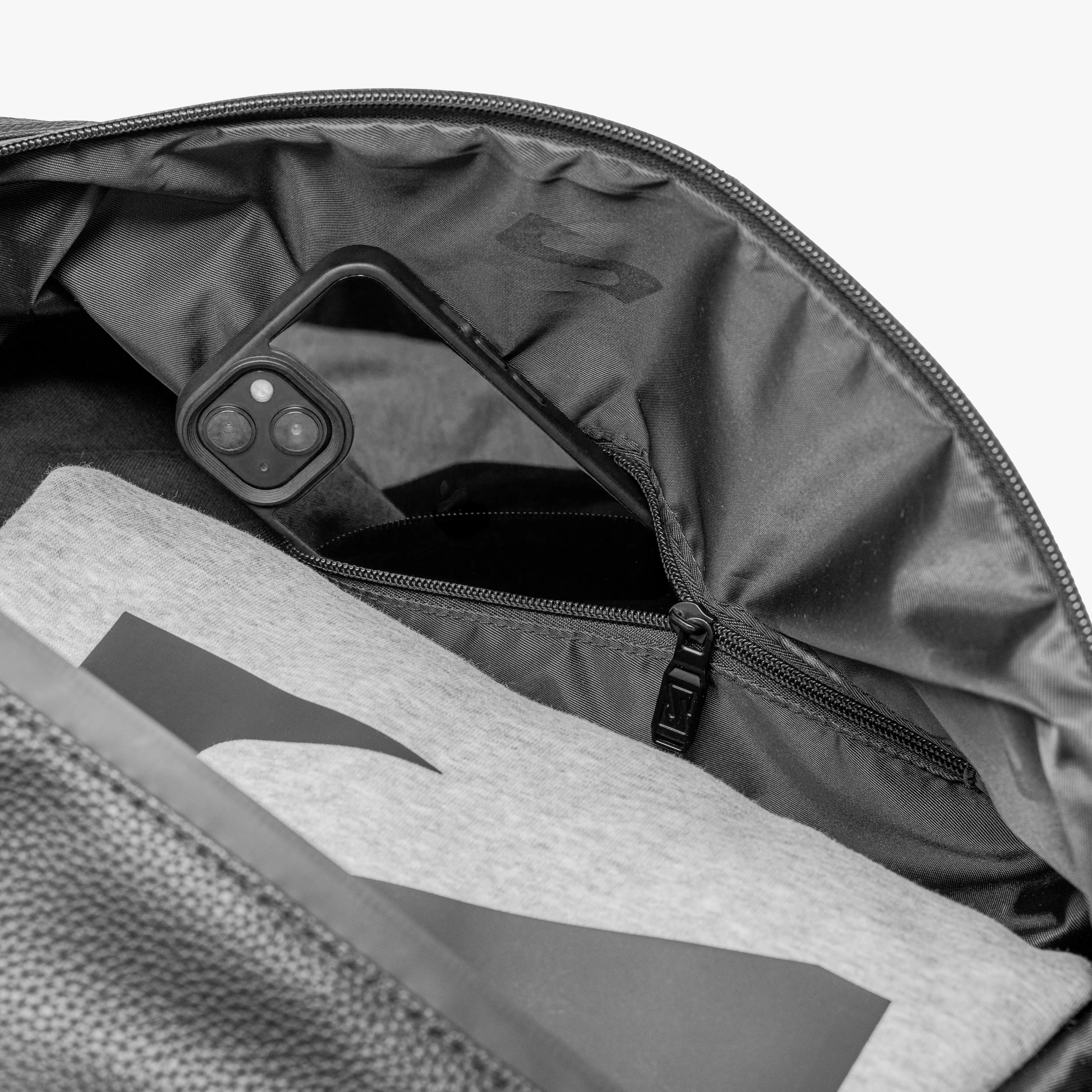WEEKENDER BAG 47L - VEGAN LEATHER SYNERSKIN™ - Image 10